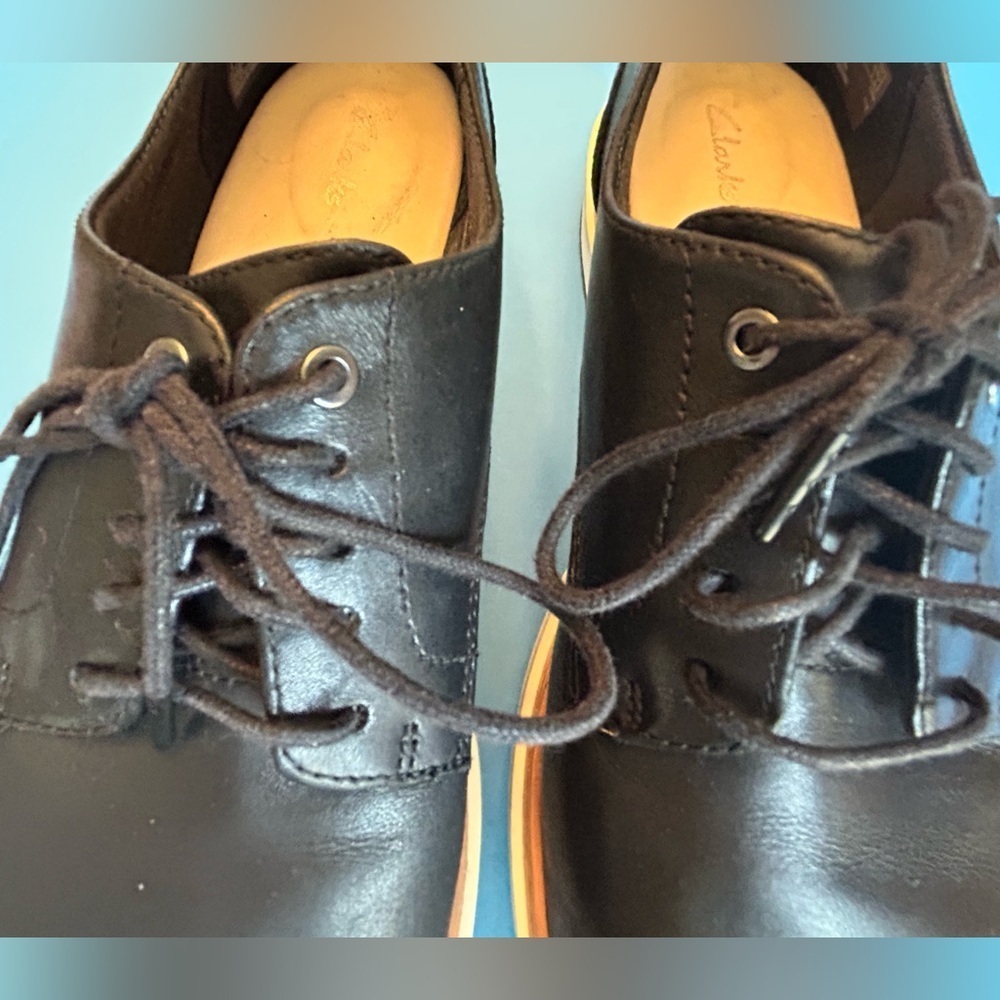 Clarks Black Leather Lace Up Shoes with Tan Base - Picture 5 of 10